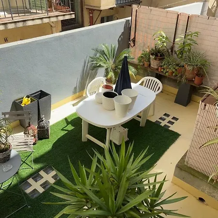 Near Port In A Shared בית אירוח